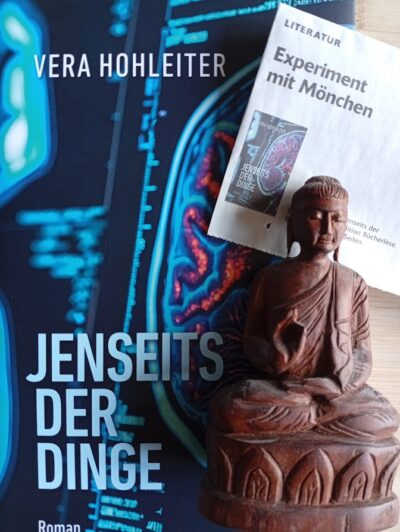 Buddhastatue auf Buchumschlag mit dem Titel "Jenseits der Dinge"