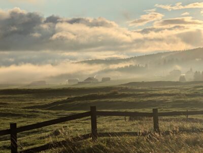 Landschaft unter Wolken La Brevine Jura